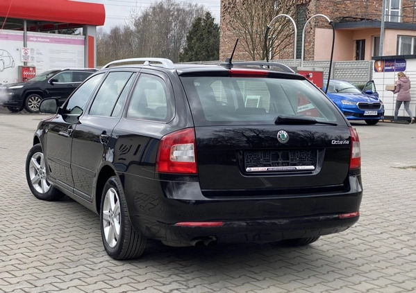Skoda Octavia cena 28900 przebieg: 212000, rok produkcji 2011 z Poręba małe 254